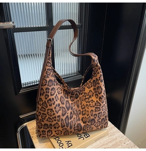 Détail du grand sac cabas léopard avec bandoulières réglables en marron foncé élégant