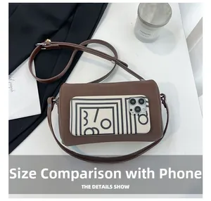 Sac bandoulière cylindrique marron, comparaison de taille avec un smartphone