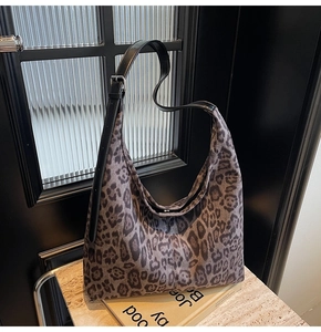 Détail du sac hobo à imprimé léopard avec bandoulière en cuir et boucle argentée