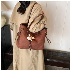 Sac fourre-tout marron motif léopard avec charms de baseball porté par un mannequin