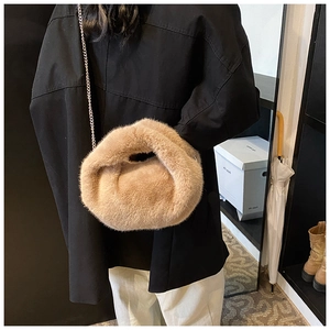 Détail du sac bandoulière en fausse fourrure avec chaîne argentée pour l'automne hiver