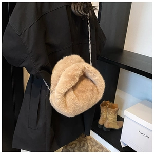 Sac bandoulière en fausse fourrure beige avec une bandoulière chic en chaîne métallique