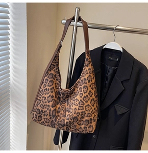 Détail du sac hobo léopard avec bandoulière réglable en cuir marron en décor intérieur