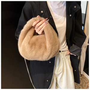 Détail d'un sac à main en fausse fourrure camel avec bandoulière chaîne argentée