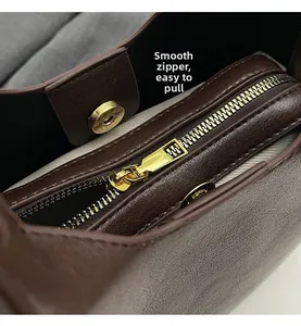 Vue détaillée d'un sac cabas vintage avec fermeture éclair dorée fluide et fermoir aimanté