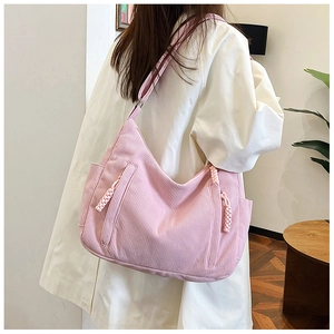 Umhängetasche aus rosa Cordsamt mit strukturierter Oberfläche und stylischem Schultergurt