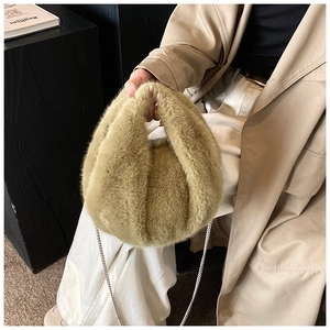 Détail du sac nuage en fausse fourrure kaki avec chaîne argentée et texture douce