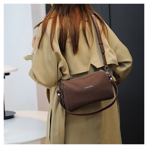 Vue détaillée du sac Boston marron avec fermeture éclair argentée et logo blanc