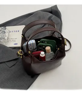 Vue détaillée de l'intérieur du sac seau marron café montrant un espace de rangement
