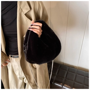 Détail du sac nuage en fausse fourrure noire avec une élégante bandoulière en chaîne argentée