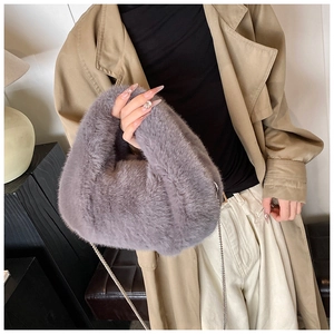 Détail de la texture en fausse fourrure grise d'un sac demi-lune minimaliste et chic