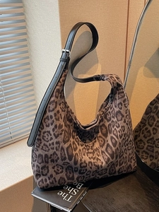 Grand sac cabas léopard tendance gris foncé avec bandoulière en cuir réglable