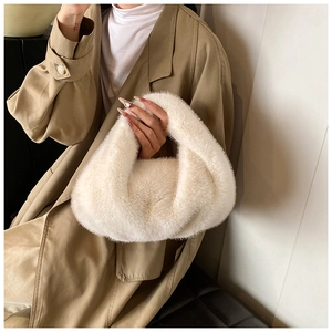 Texture détaillée d'un sac à main en fausse fourrure blanche au design demi-lune doux