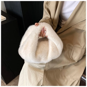 Détail de la texture d'un sac à main en fausse fourrure blanche avec surface douce et chic