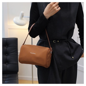 Détail du sac polochon marron avec logo blanc et texture en similicuir de qualité