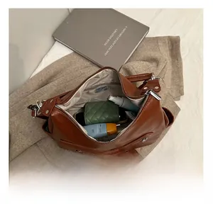Vue détaillée de l'intérieur d'un sac bandoulière vintage marron à grande capacité