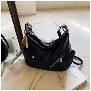 Vue détaillée du sac à bandoulière rétro noir multi-poches avec accessoires en argent poli