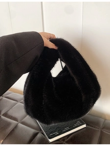 Sac à main demi-lune en fausse fourrure noire avec fine chaîne en métal automne hiver