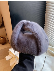 Sac à bandoulière en fausse fourrure violet poudré avec chaîne argentée et poignée souple