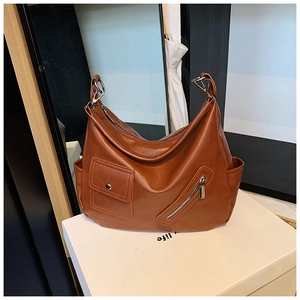 Gros plan du sac hobo marron grande capacité avec boucle argentée et texture cuir