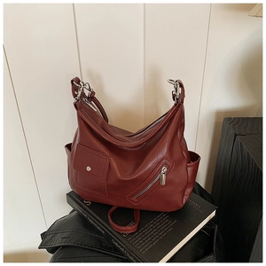 Vue détaillée du sac cabas bordeaux avec texture mate et détails en métal argenté