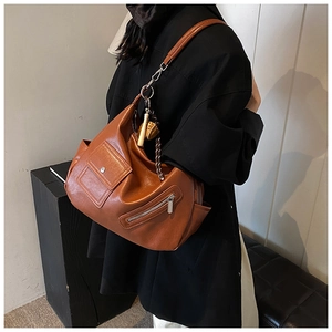 Détails du sac à bandoulière en similicuir marron avec boucle en métal et sangle large