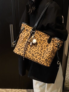 Grand sac cabas léopard avec rivets dorés et breloque baseball pour mode féminine