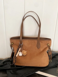 Grand sac cabas en daim marron avec imprimé léopard et pendentif de baseball chic