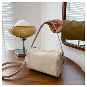 Détail du sac à main beige crème avec lettrage GuLiDiLi et détails en métal argenté
