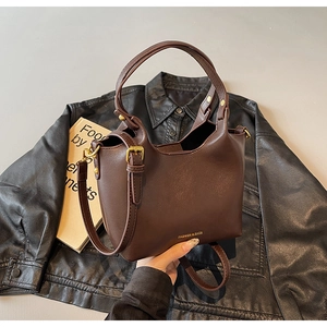 Vue de dessus d'un sac cabas en cuir PU marron foncé avec détails dorés et bandoulière