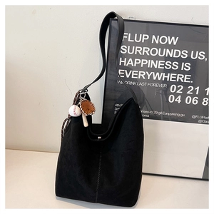 Detailansicht der schwarzen Hobo-Tasche aus Wildleder mit Baseball-Anhänger