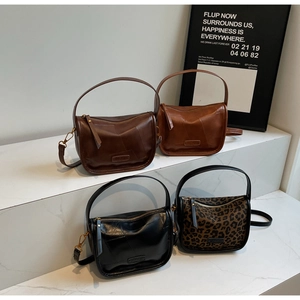 Détail des sacs bandoulière pour femmes en marron foncé, caramel, noir et imprimé léopard