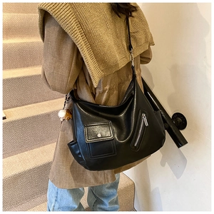 Détail macro de la texture du cuir PU noir sur un grand sac à bandoulière pour femme