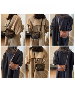 Style de sacs à bandoulière en similicuir marron et imprimé léopard avec sangles