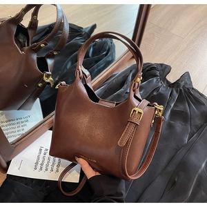 Détails du sac seau marron foncé à motif litchi avec boucles en métal doré élégantes
