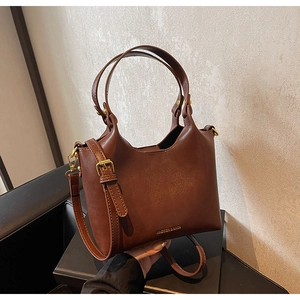 Vue détaillée du sac à main marron caramel avec ferrures dorées et finition texturée