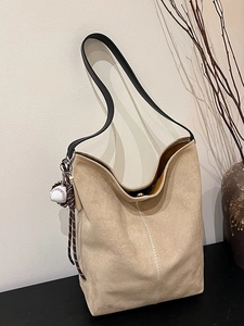Große Hobo-Schultertasche aus apricotfarbenem Wildleder mit schwarzem Ledergriff