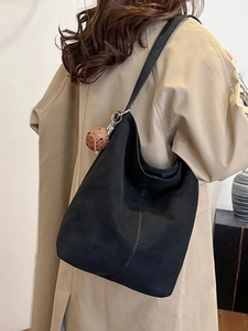 Große schwarze Schultertasche mit niedlichem braunem Plüsch-Anhänger für Damen-Mode