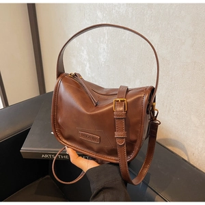 Détail du sac oreiller en cuir PU brun avec logo MUONJIN et boucle en métal vintage