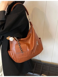Sac Hobo Large en Cuir PU Vintage pour Femmes Multi-poches Sac à Bandoulière Avec Pendentif de Baseball Sac Cabas Décontracté Rétro