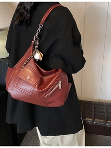 Sac bandoulière vintage marron rouge à grande capacité pour femme avec pendentif doux
