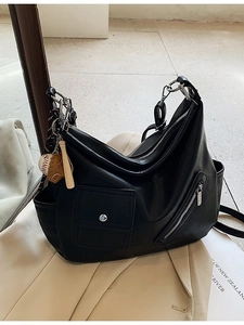 Grand sac hobo rétro noir avec boucles argentées et pendentif de baseball décoratif