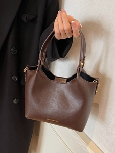 Sac seau chic en similicuir marron foncé avec poignée supérieure et boucle dorée