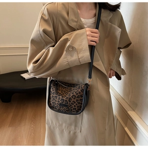 Sac bandoulière léopard chic associé à un trench kaki pour un style urbain élégant