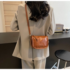 Détail du sac polochon vintage marron avec des coutures de patchwork élégantes