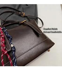 Dettaglio borsa vintage marrone scuro con cuciture a contrasto e cordino intrecciato
