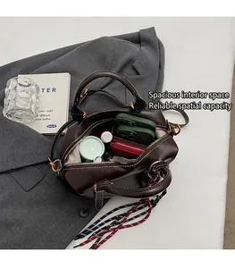 Interno spazioso della borsa Boston vintage marrone con spazio per telefono e portafoglio