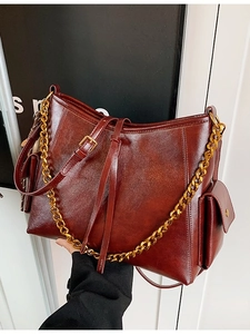 Borsa tote premium in ecopelle bordeaux con catena dorata e tasca laterale a patta