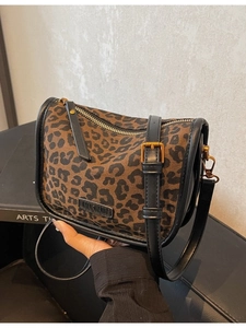 Sac bandoulière tendance imprimé léopard avec finitions en cuir noir et métal doré