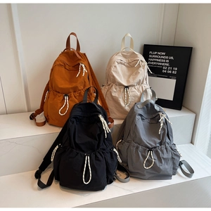 Sacs à dos en nylon en caramel, beige, noir et gris avec cordon de serrage